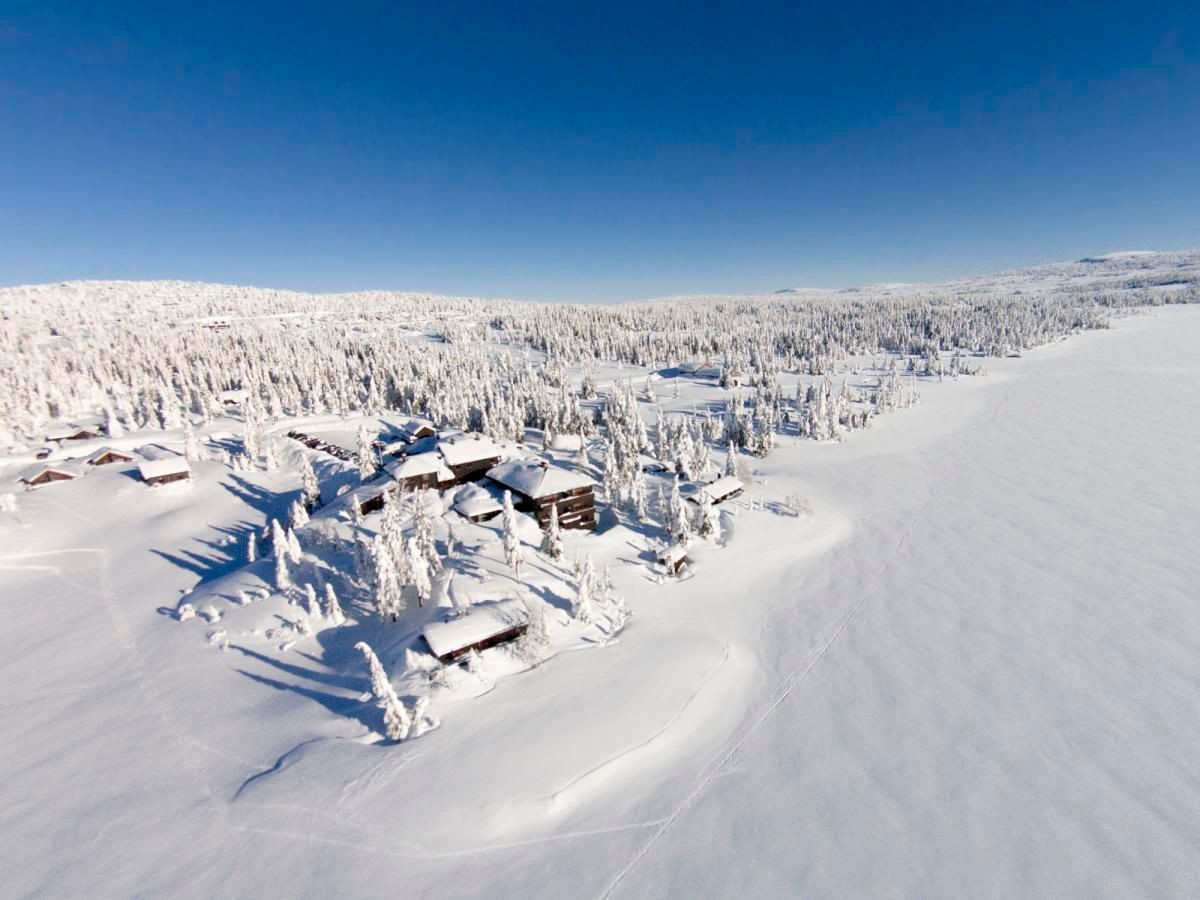 Hotel Rustad im Schnee aus der Luft - Norwegen