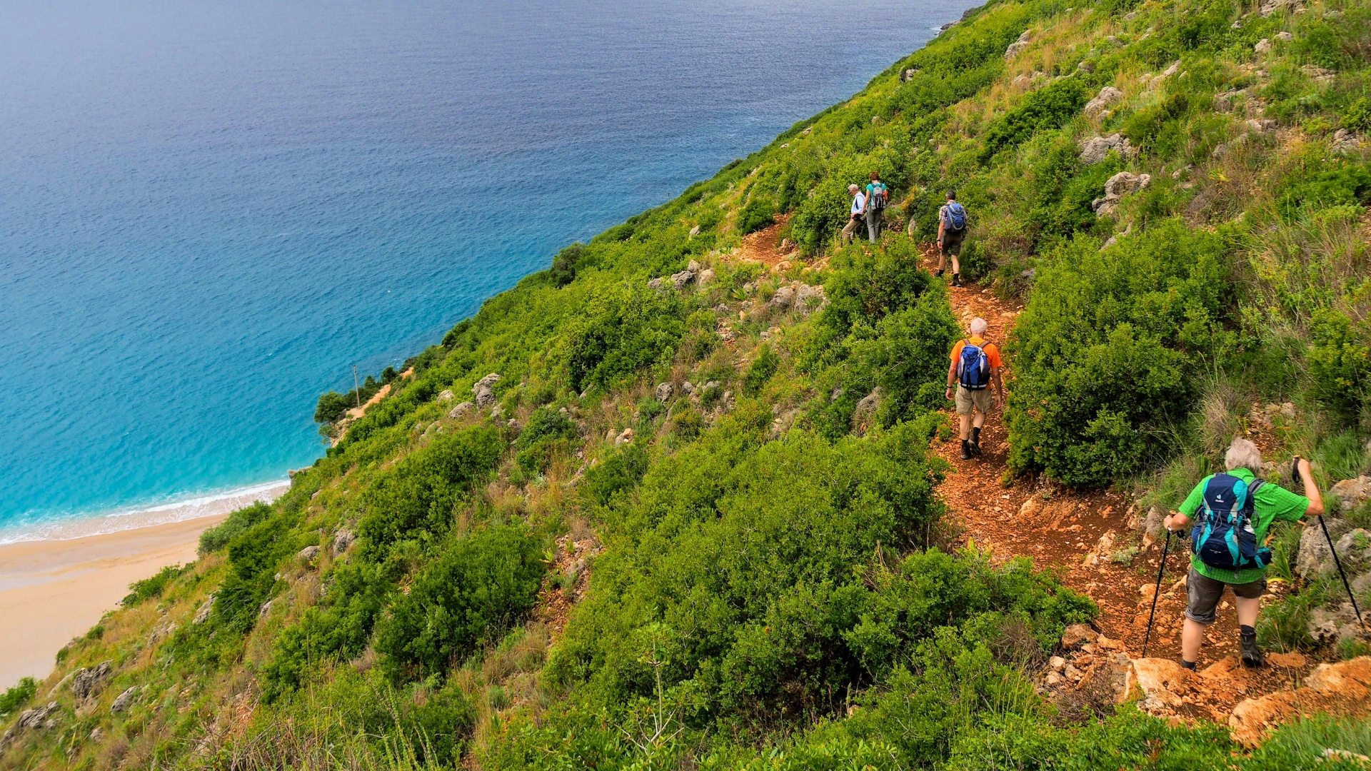 Wanderer auf einem Küstenweg oberhalb eines Strands und des Ionischen Meeres - Albanische Riviera - Albanien