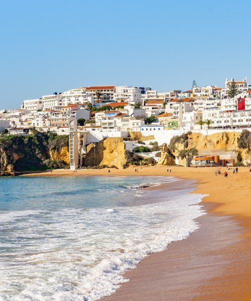 Strand und Altstadt von Albufeira - Algarve - Portugal
