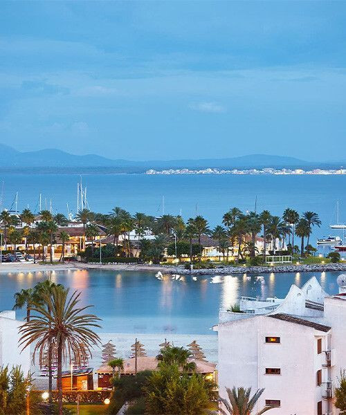 Hafen von Alcúdia und Bucht in der Abenddämmerung - Mallorca - Spanien