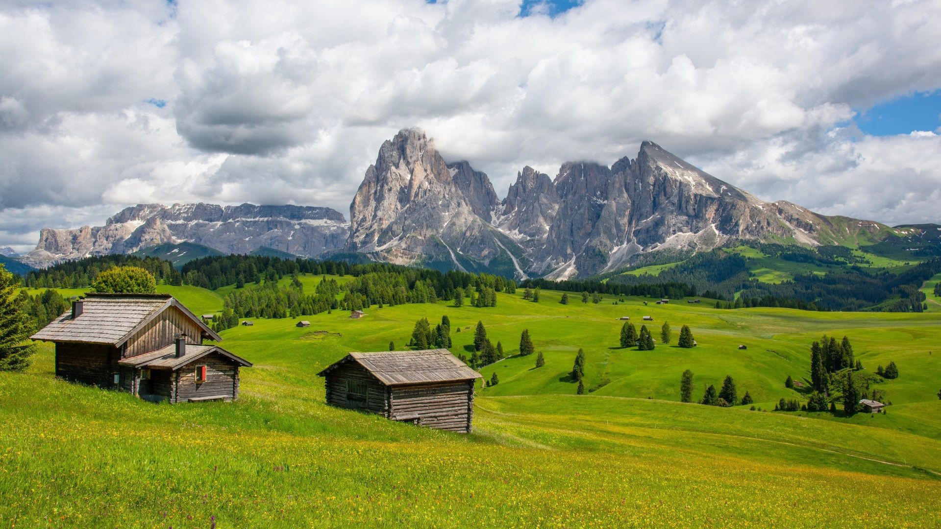 Almhütten auf der Seiser Alm unterhalb des Langkofels - Dolomiten - Italien