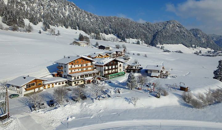 Alpenhotel in verschneiter Winterlandschaft - Walchsee - Tirol - Österreich