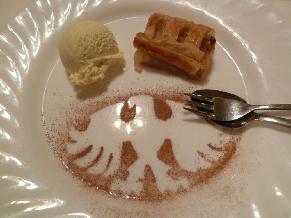 Apfelstrudel mit Eis - Schwarzwald - Deutschland