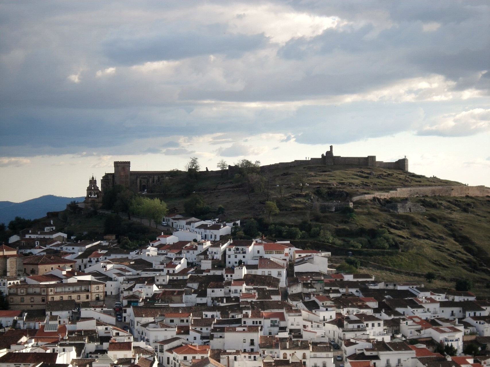 Weißes Dorf Aracena und seine Burg von der Sierra aus gesehen - Andalusien - Spanien