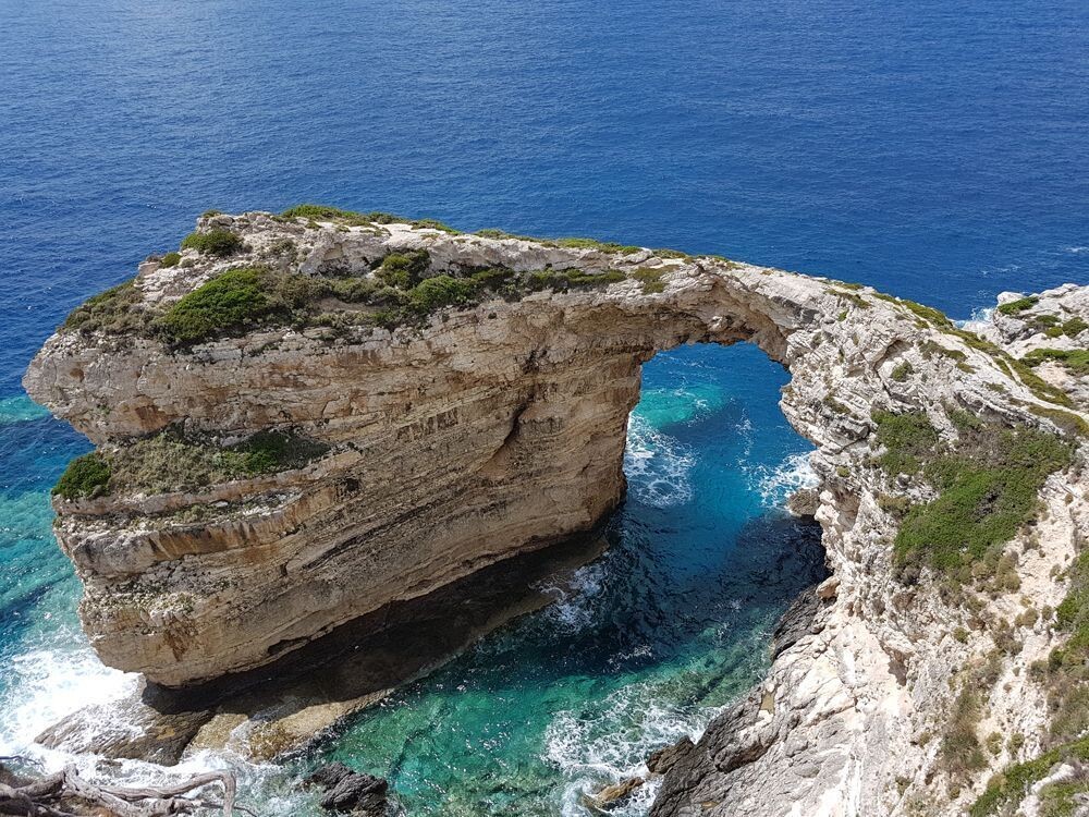 Der natürliche Felsbogen Tripitos an der Küste von Paxos
