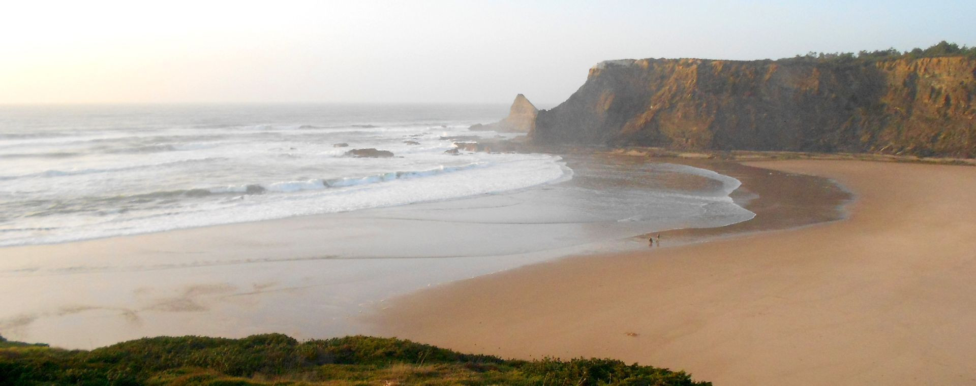 Atlantikstrand und ockerfarbene Klippen in der Abenddämmerung - Costa Vicentina - Portugal