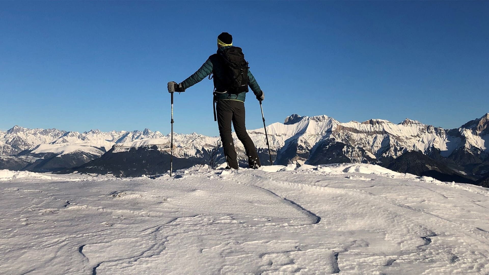 © Lionel Laurent Schneeschuhwanderer auf dem verschneiten Gipfel des Platary - Alpen - Frankreich