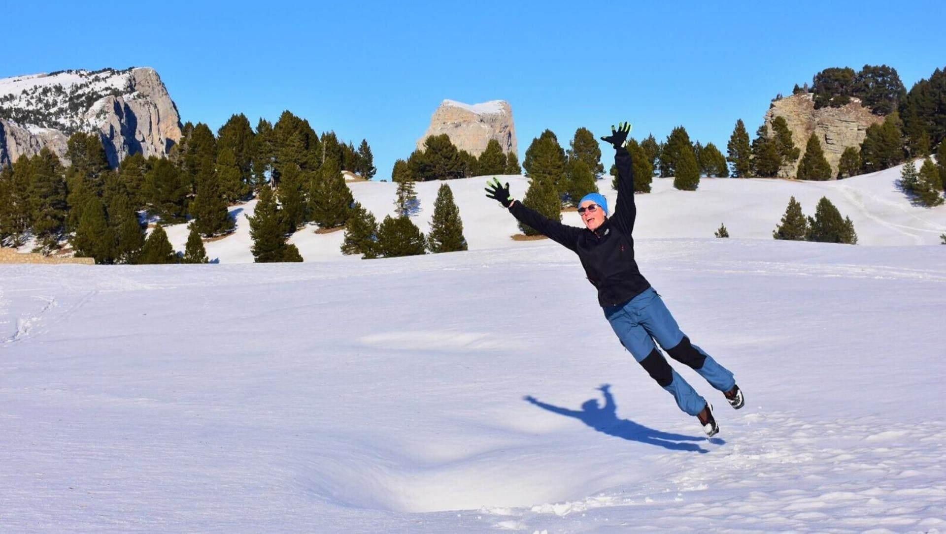 Wanderer springt in den Neuschnee bei Chaumailloux - Vercors - Frankreich