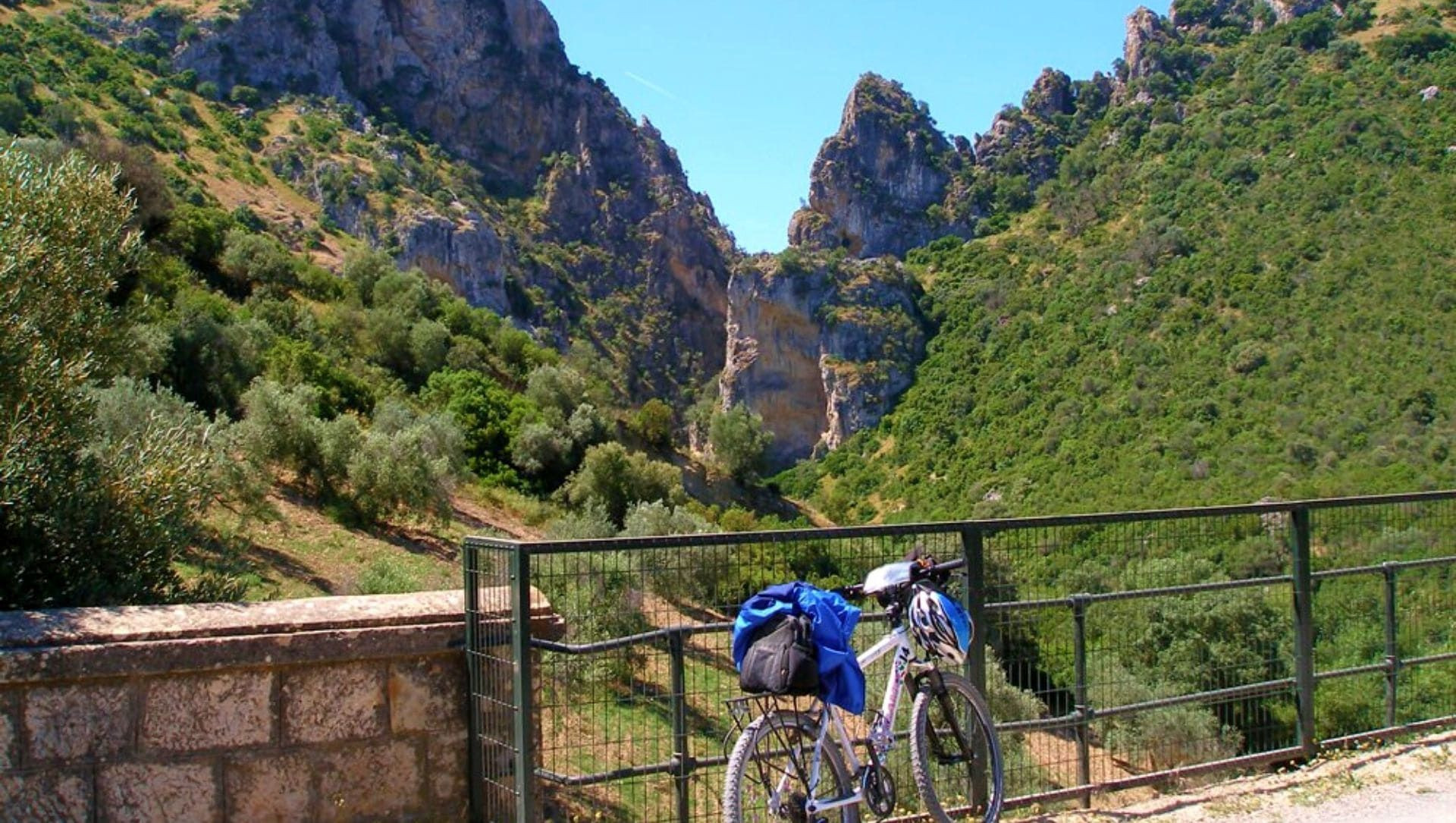 Radfahren am Aussichtspunkt über einer Schlucht - Weiße Dörfer - Andalusien - Spanien