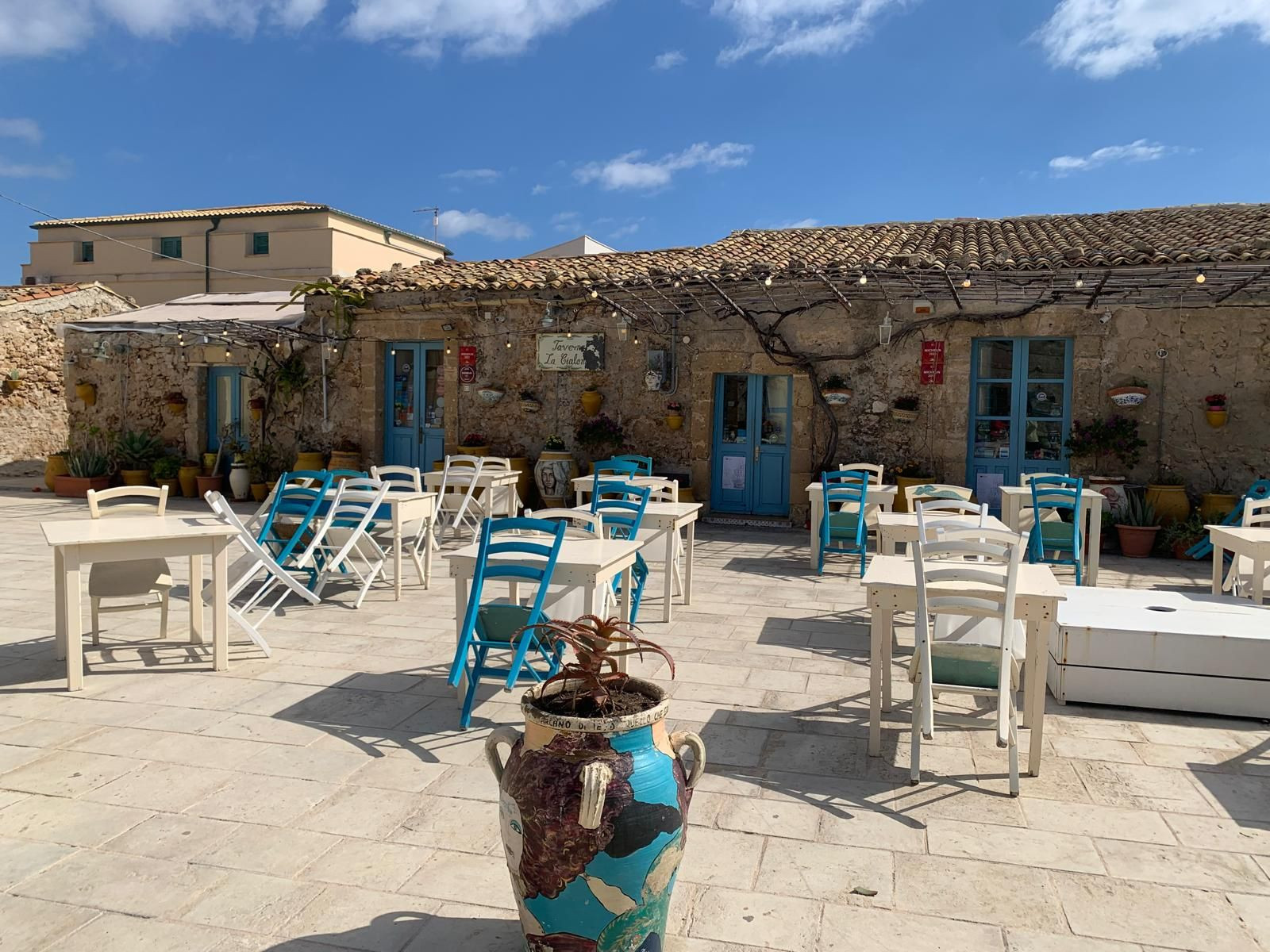 Caféterrasse mit blauen Fensterläden - Marzamemi - Sizilien - Italien