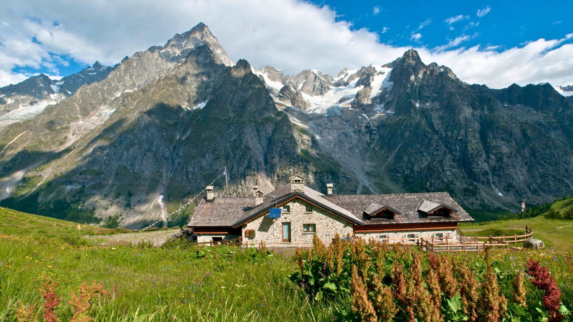 Bonatti-Hütte mit Blick auf das Mont-Blanc-Massiv - Val Ferret - Aostatal - Italien