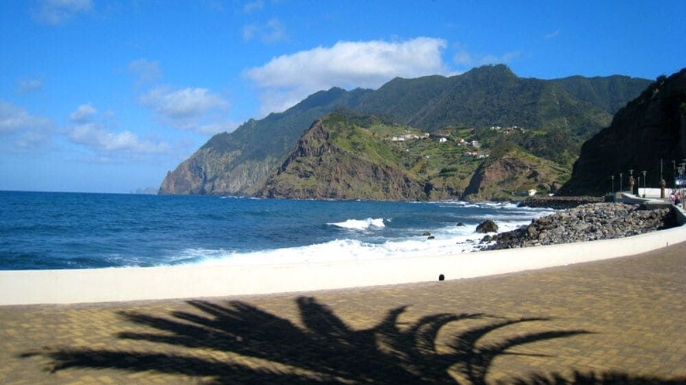 Strand und grüne Berge am Meer - Madeira - Portugal