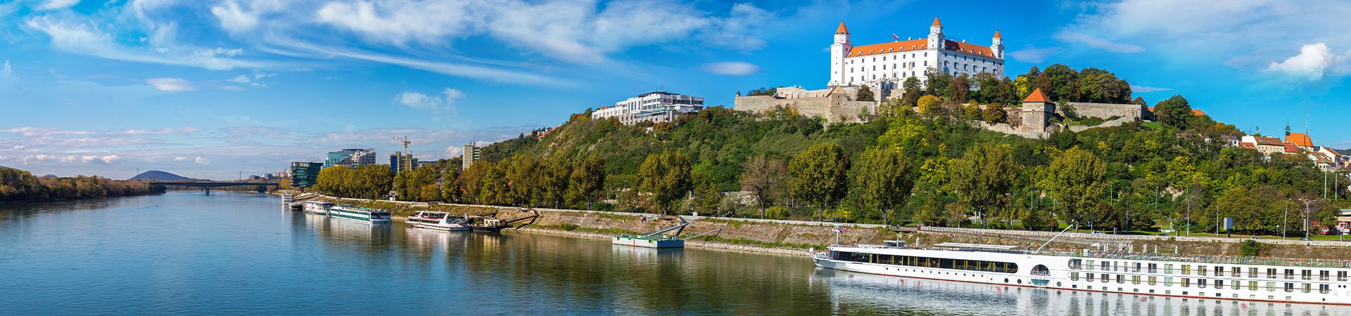 Blick auf die Burg Bratislava und die Donau