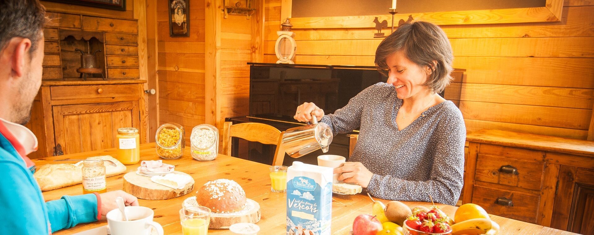 Frühstück in einer Holzunterkunft - Vercors - Französische Alpen