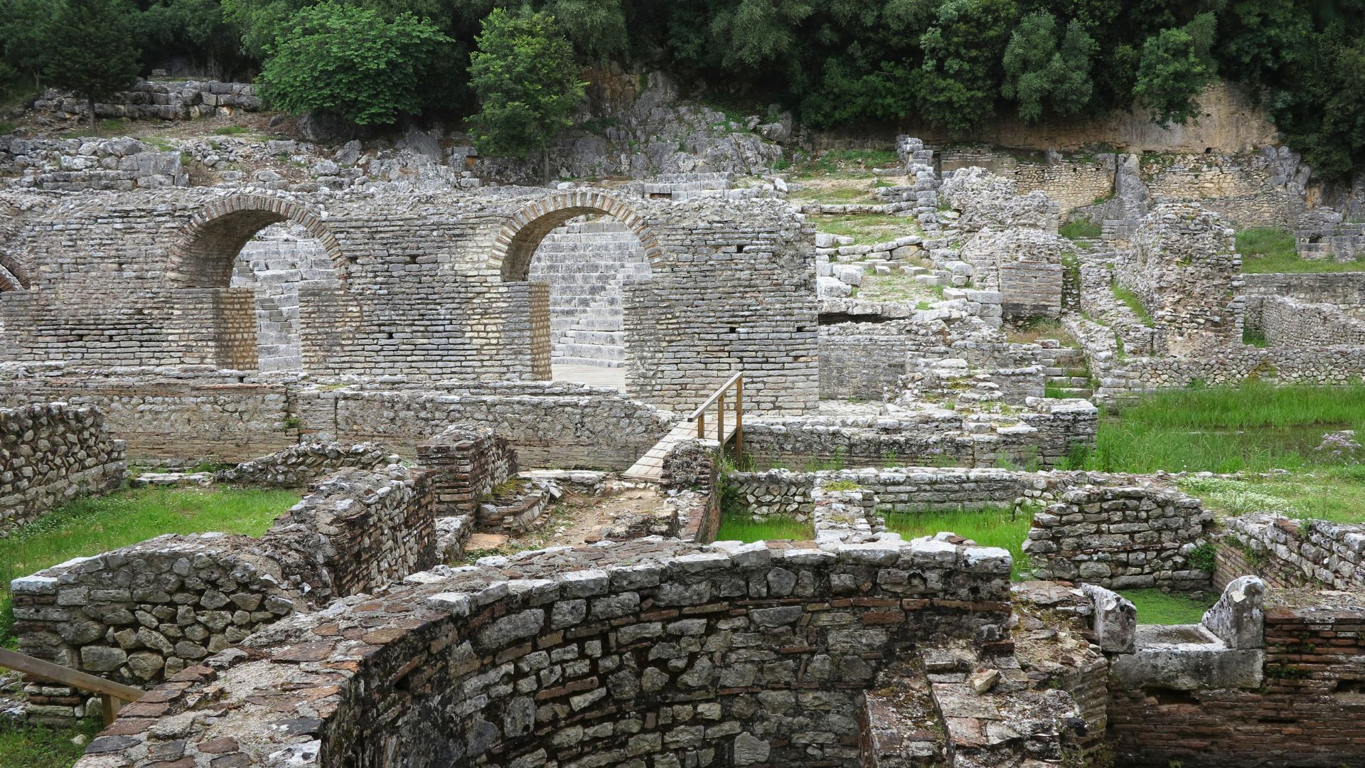 © François Ribard Ruinen der archäologischen Stätte Butrint - Albanien