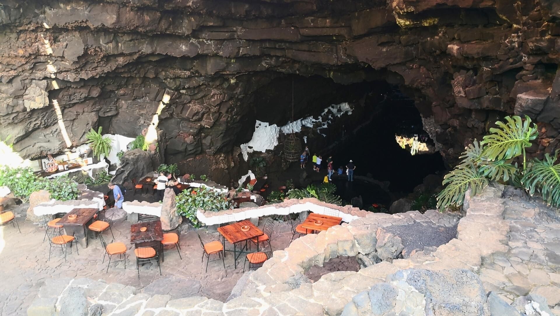 © David Praire Café in einer Vulkanhöhle - Lanzarote - Kanaren - Spanien
