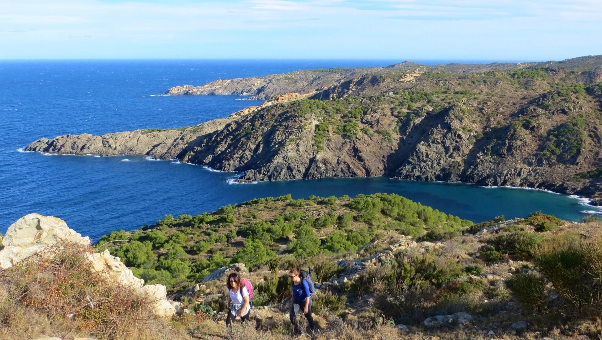 © Marin Bruno Randonneurs au-dessus d'une crique du Cap de Creus - Espagne