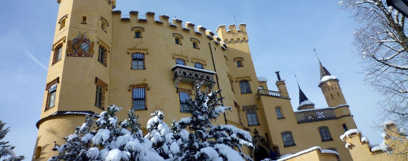 Schloss Hohenschwangau im Winter unter Schnee - Bayern - Deutschland