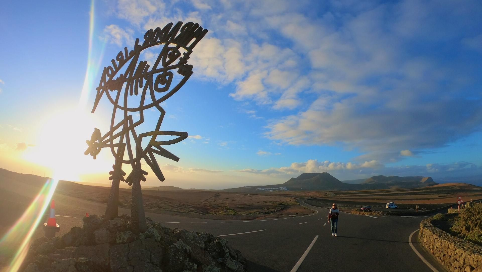 © David Praire Skulptur von César Manrique bei Sonnenuntergang - Lanzarote - Kanarische Inseln