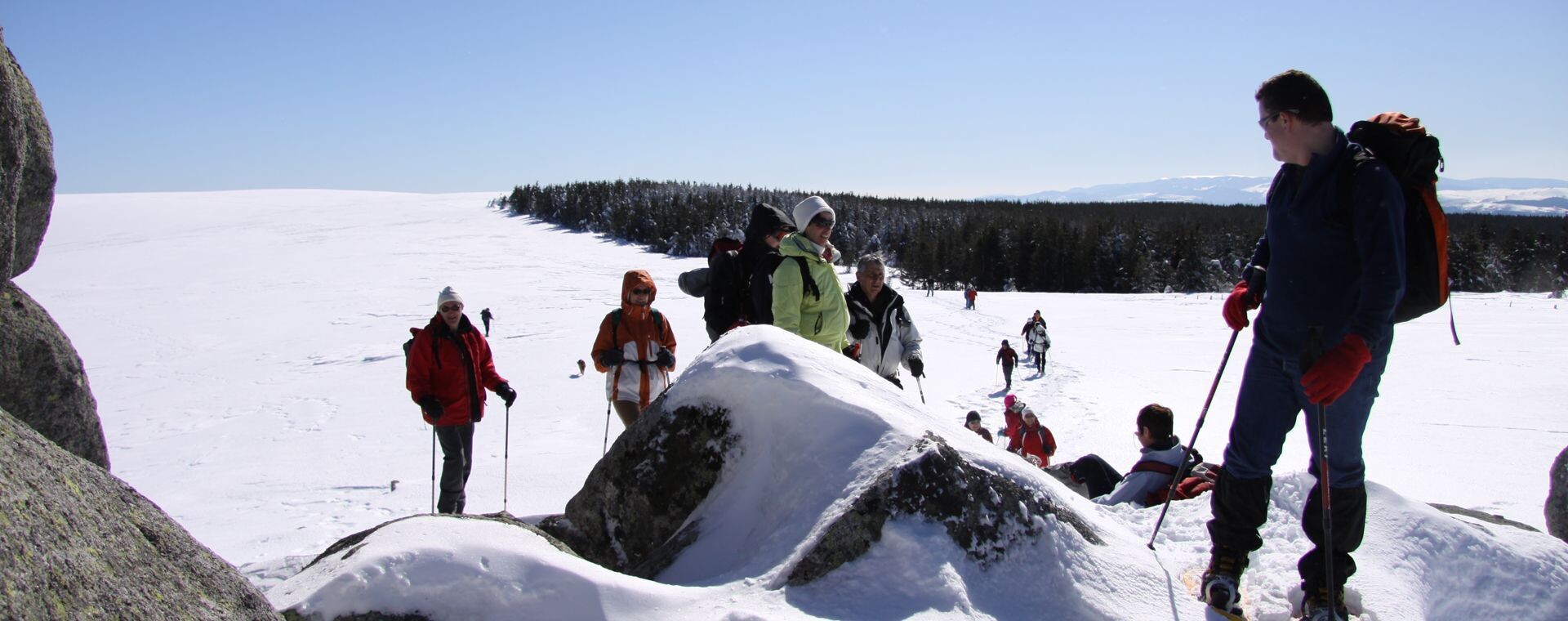 Schneeschuhwanderer auf einer verschneiten Hochebene - Cevennen - Frankreich