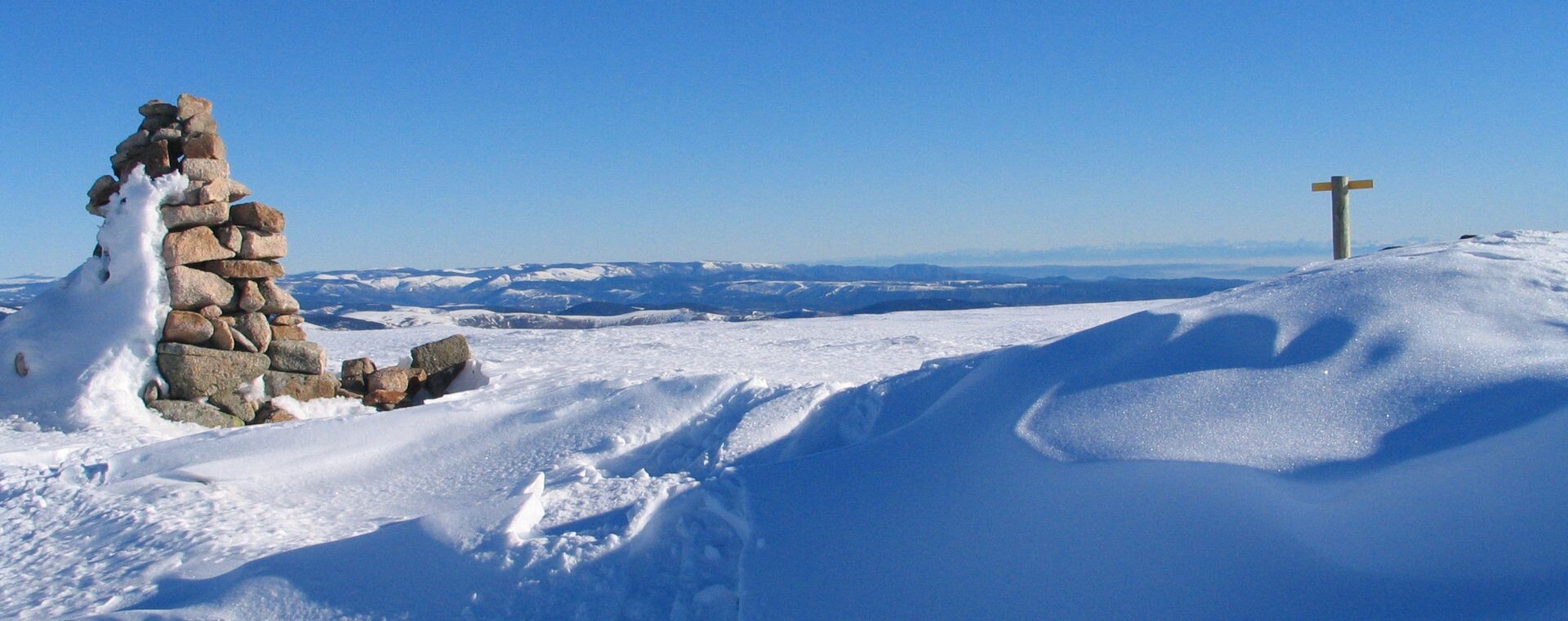 Verschneiter Cairn auf dem winterlichen Hochplateau der Cevennen - Cevennen - Frankreich