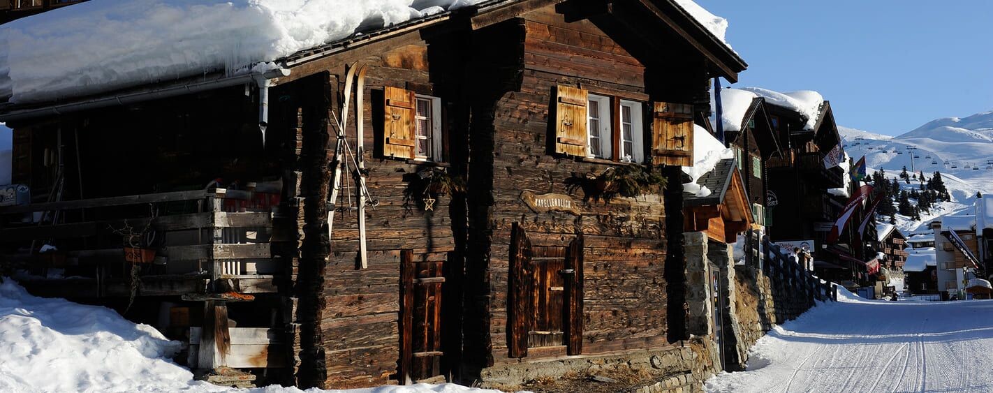 Verschneites Holzchalet im Dorf - Aletsch - Wallis - Schweiz