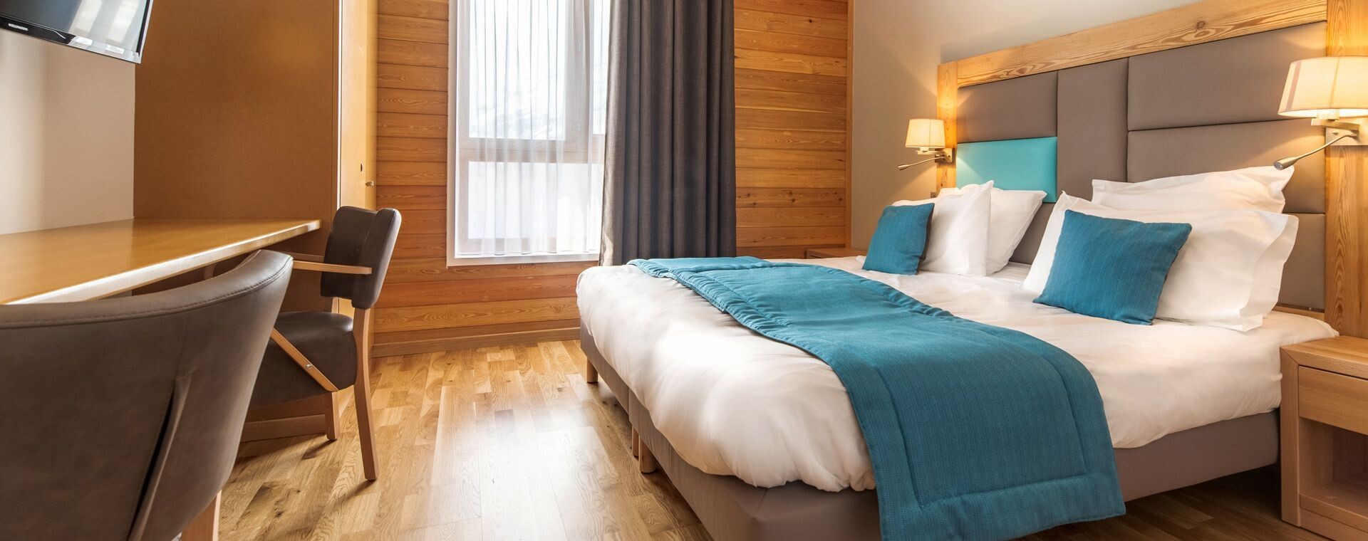 Hotelzimmer mit Holzwänden und türkisfarbenen Akzenten - Bessans - Haute-Maurienne - Frankreich