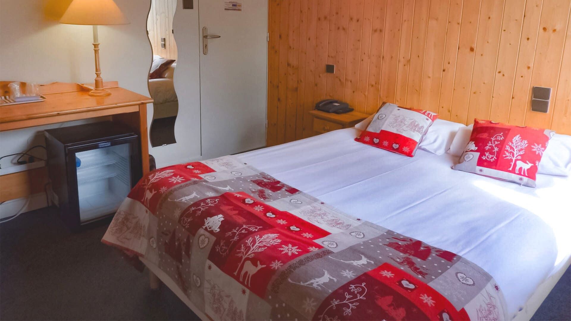 Hotelzimmer mit Holzvertäfelung und Bergbettwäsche - Alpen - Frankreich