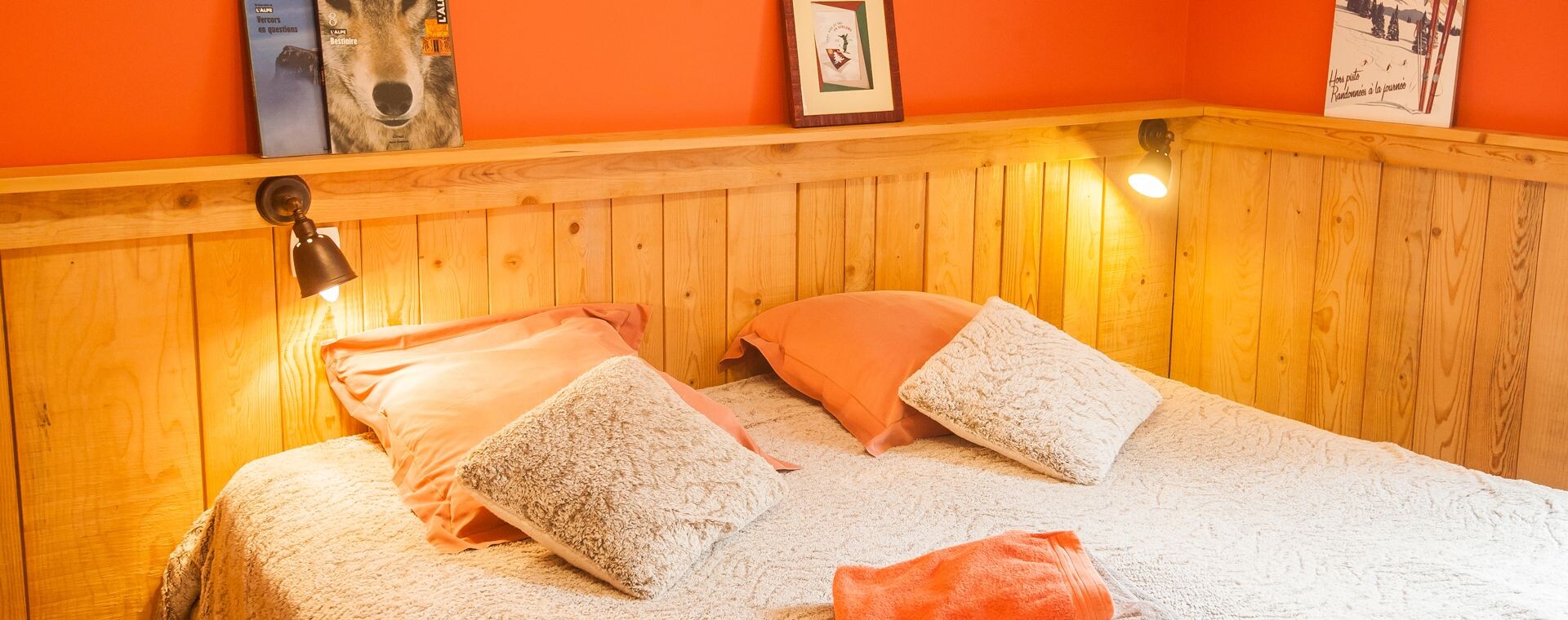 Gemütliches Holzzimmer im Hotel Arcanson - Queyras - Frankreich