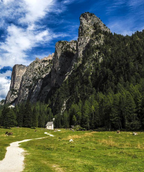 Kapelle im Vallunga-Tal unter den Felswänden - Val Gardena - Dolomiten - Italien