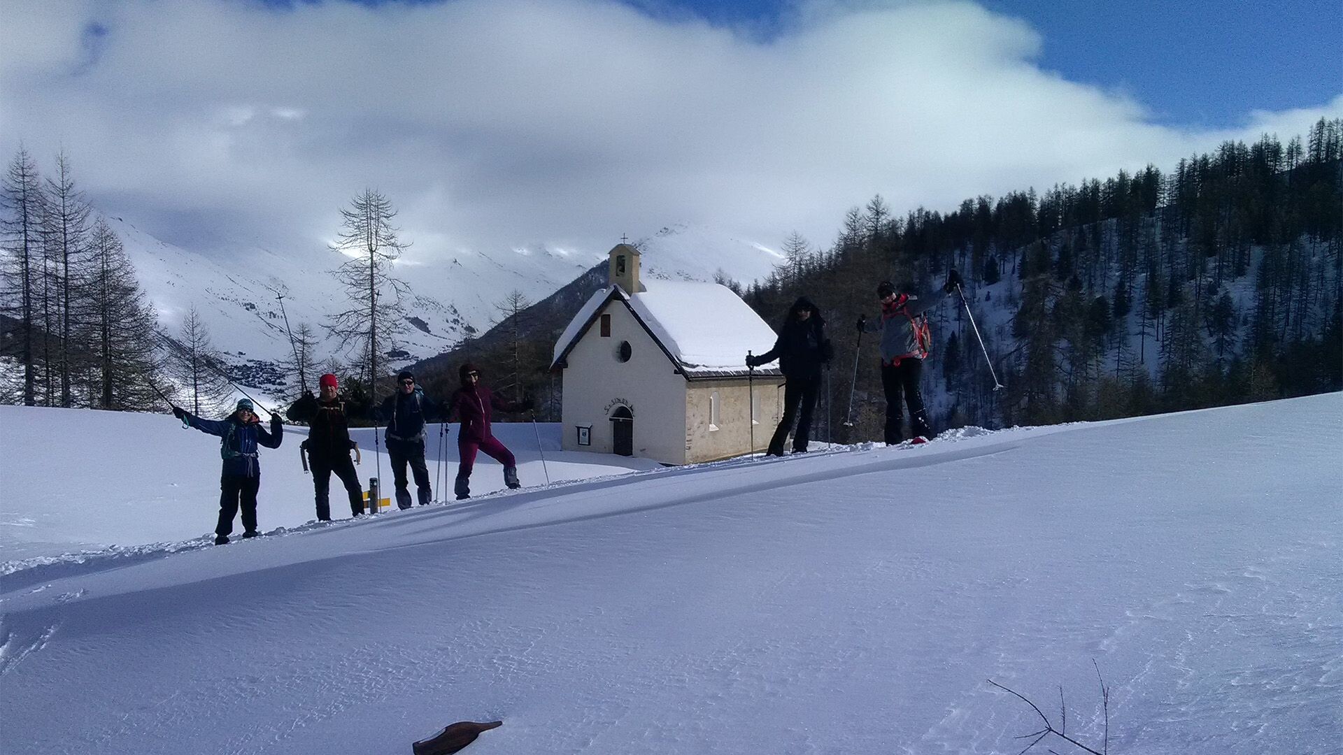 Schneeschuhwanderer nahe einer verschneiten Kapelle - Queyras - Hautes-Alpes - Frankreich