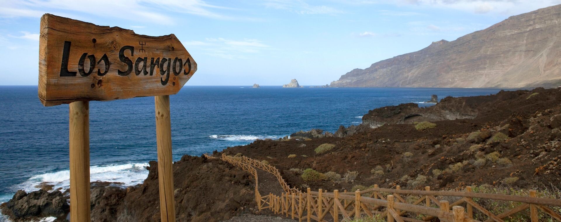 Vulkanische Küste und Schild Los Sargos - El Hierro - Kanaren - Spanien