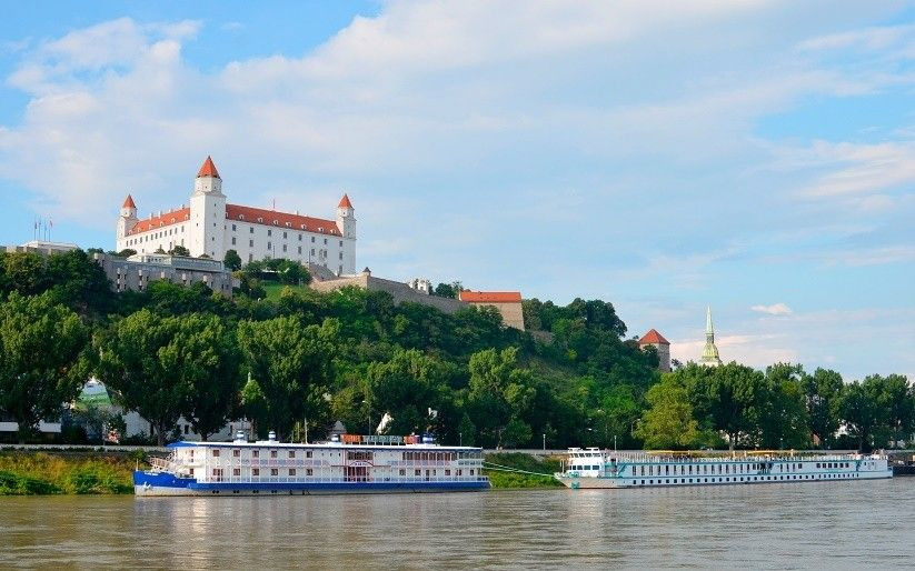 Burg Bratislava am Donauufer