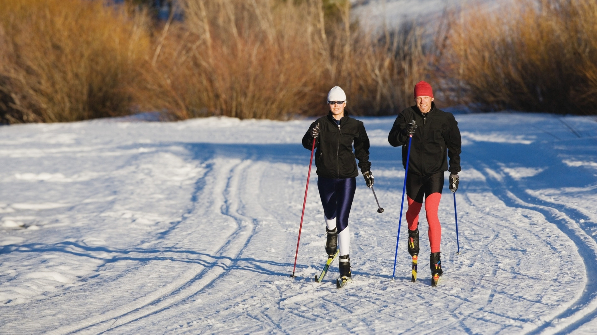 Zwei Langläufer auf einer präparierten Loipe - Nordischer Skilanglauf