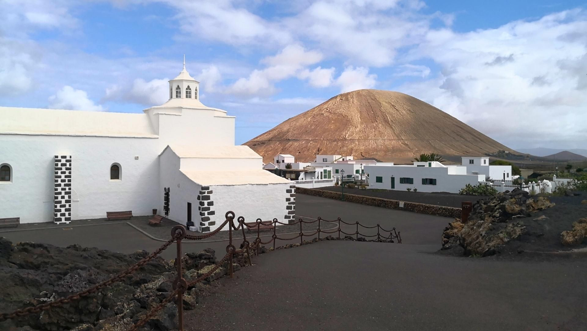 © David Praire Einsiedelei Unserer Lieben Frau der Schmerzen und Vulkan - Mancha Blanca - Lanzarote - Spanien