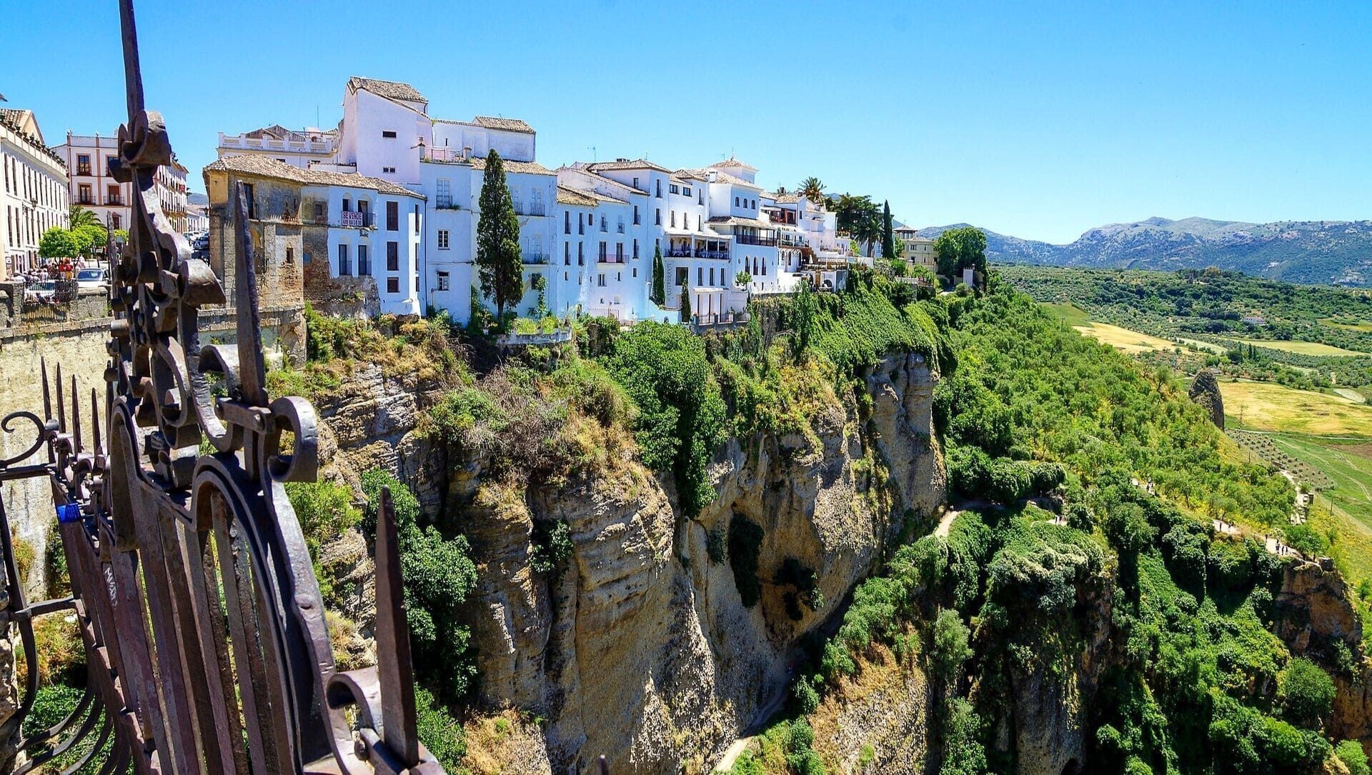 Weiße Häuser am Rand der Tajo-Schlucht - Ronda - Andalusien - Spanien
