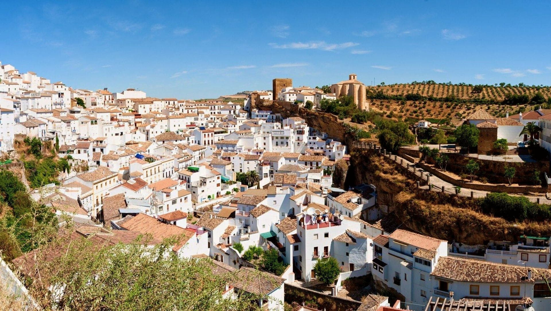 Weißes Bergdorf Setenil de las Bodegas - Andalusien - Spanien