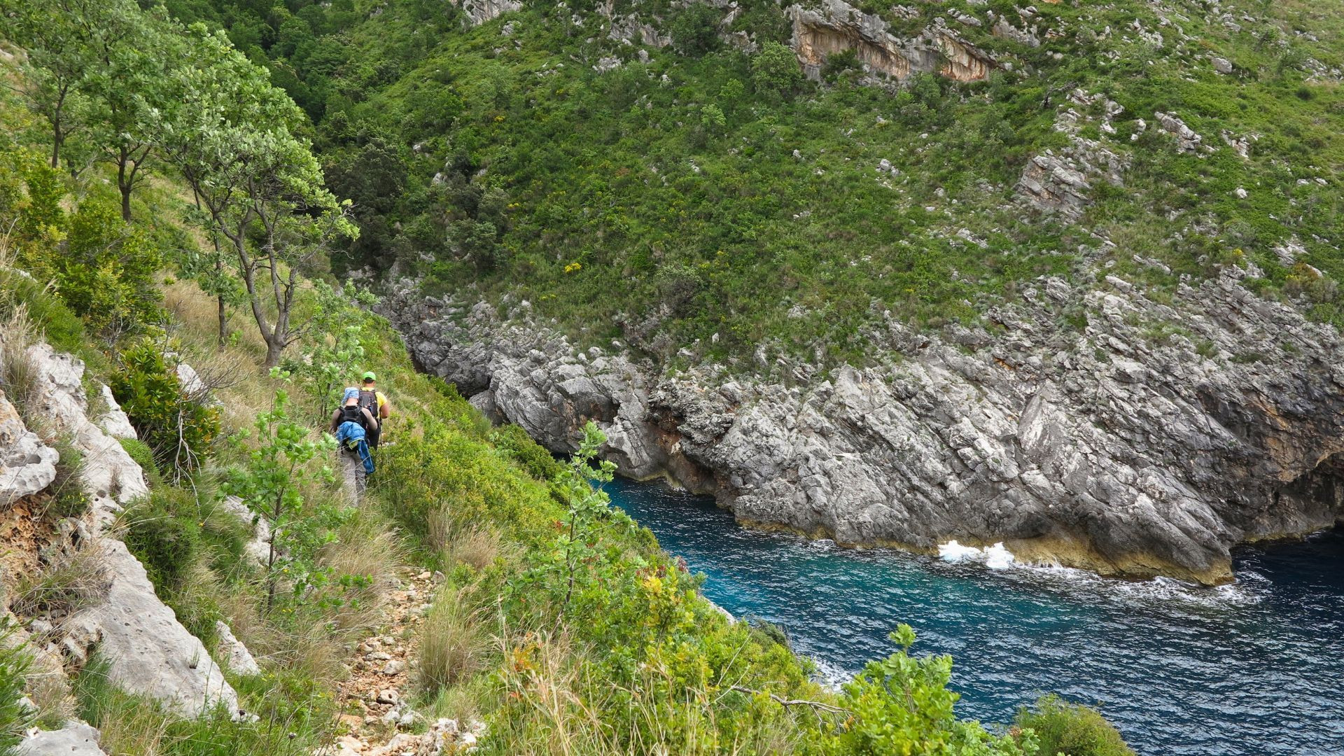 © François Ribard Wanderer auf dem Küstenweg über dem Meer - Albanien