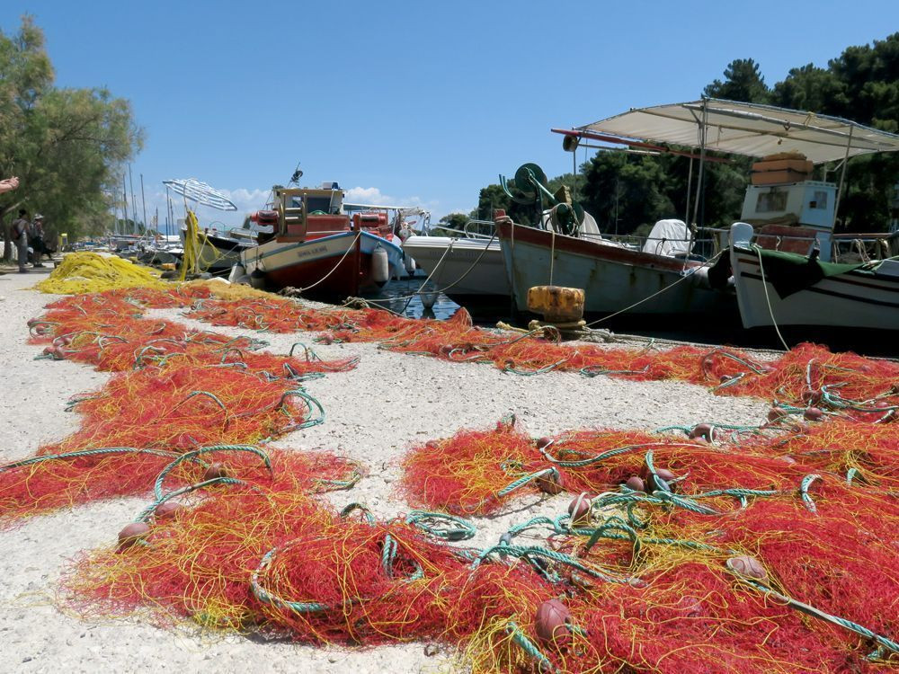 Fischernetze im Hafen von Gaios, Paxos