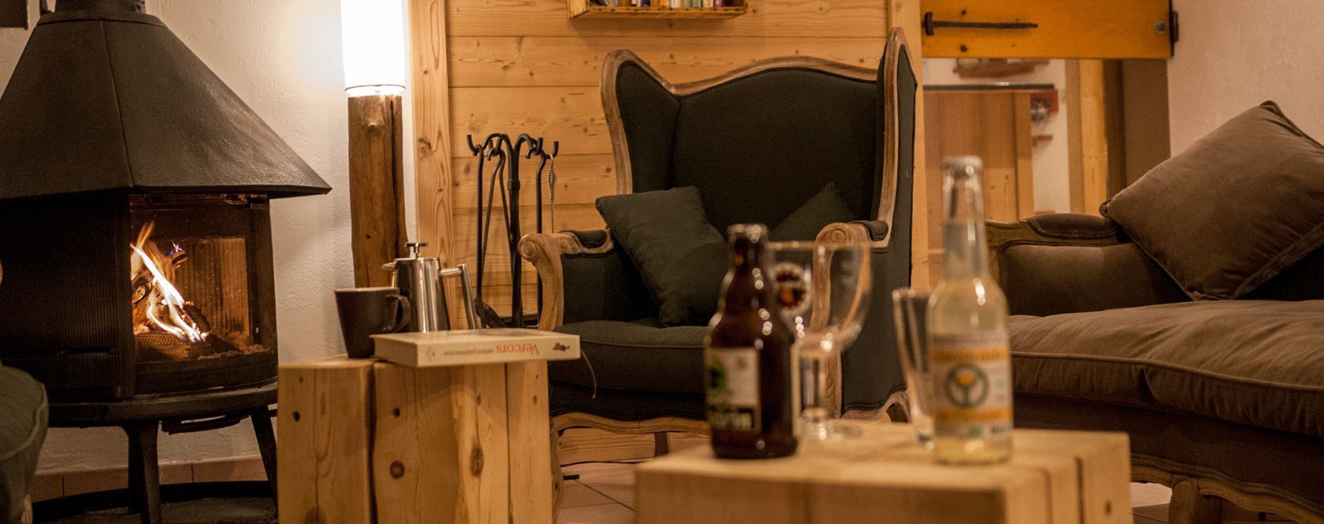Gemütliches Wohnzimmer mit Holzofen im Gästehaus Arcanson - Méaudre - Vercors - Frankreich