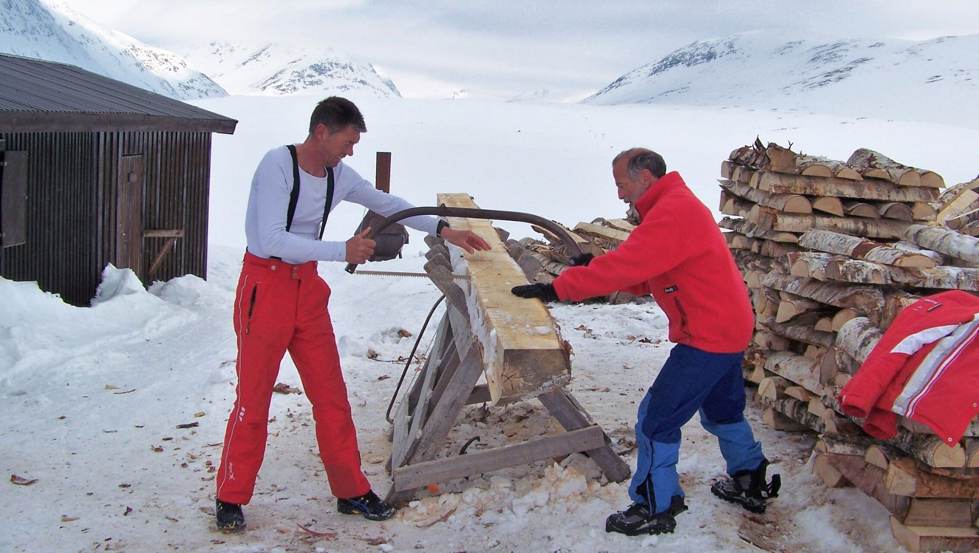 Holzhacken in einer Hütte am Kungsleden - Schweden