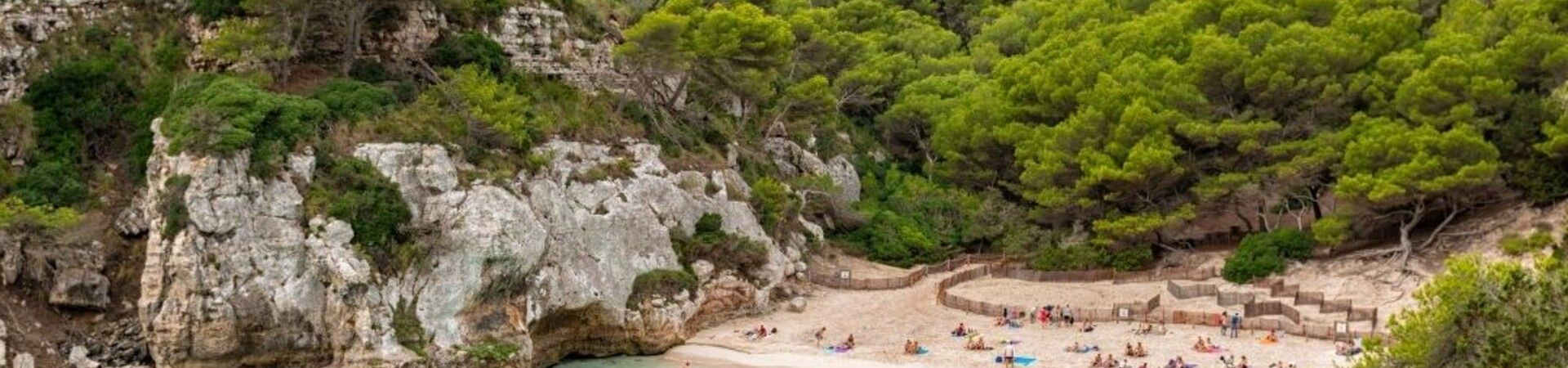 Bucht Macarella und Kalksteinklippen - Menorca - Balearen - Spanien