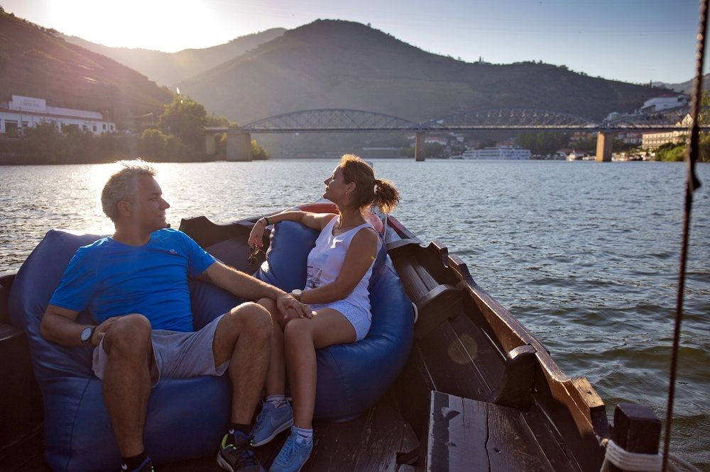 © Authentic Trails Flussfahrt auf dem Douro bei Sonnenuntergang - Portugal