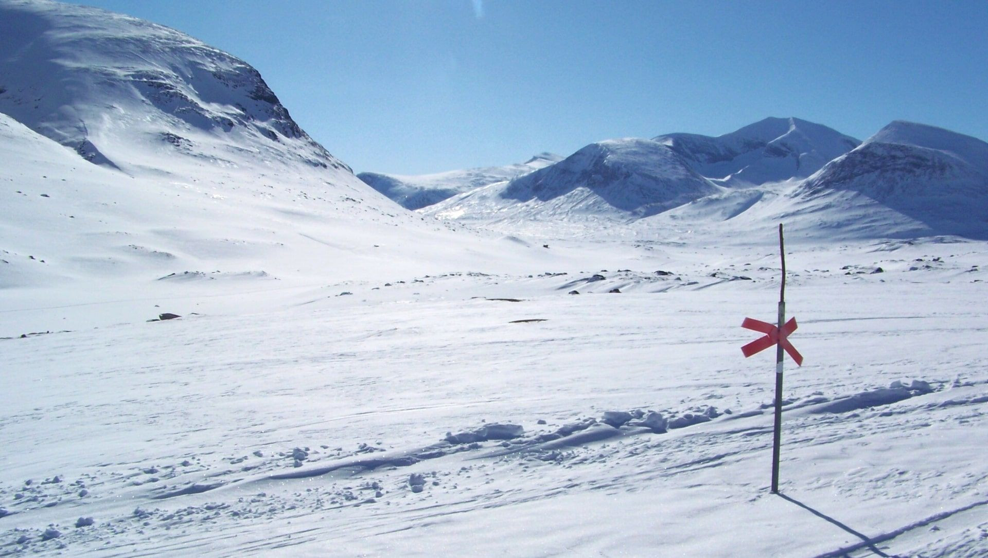 Rotes Kreuz in der Landschaft an der Piste Royale - Schweden