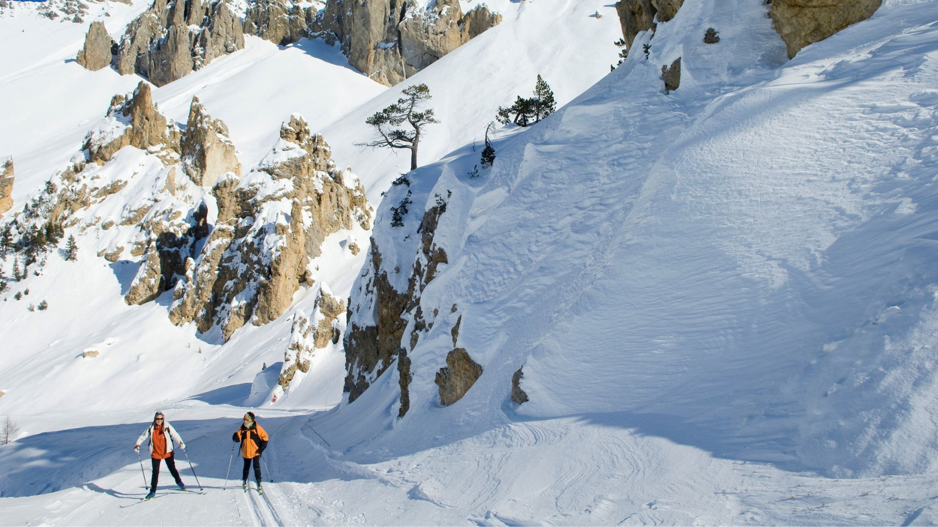 Langläufer unter felsigen Gipfeln - Französische Alpen - Frankreich