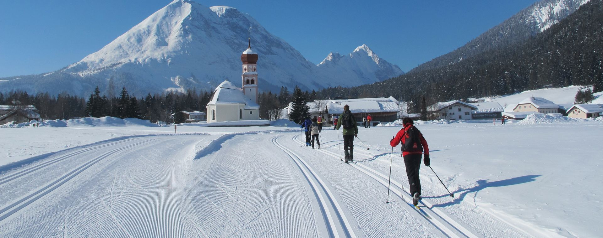 Langläufer vor dem Zwiebelturm - Leutasch - Tirol - Österreich