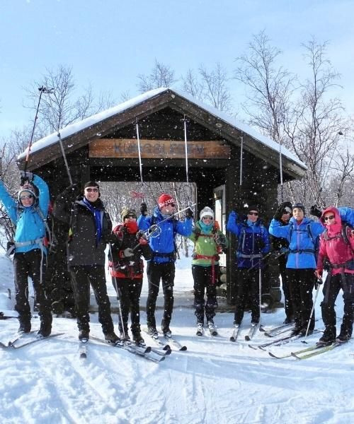 Langläufergruppe vor einer verschneiten Schutzhütte - Kungsleden - Schweden