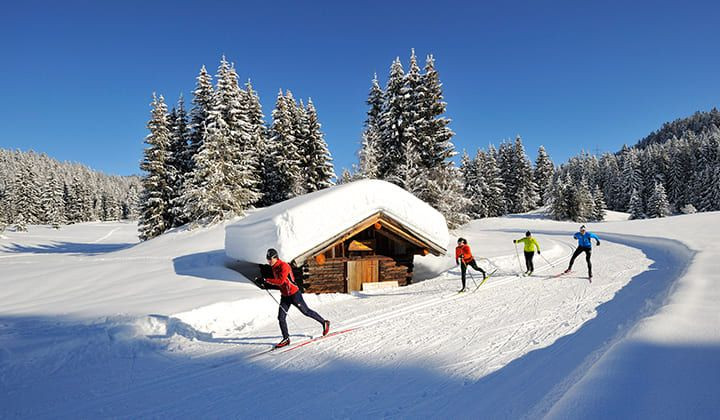 Langläufer nahe einer verschneiten Hütte - Seefeld - Tirol - Österreich