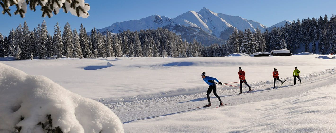 Langlauf auf einer präparierten Loipe mit Blick auf die Gipfel - Seefeld - Tirol - Österreich