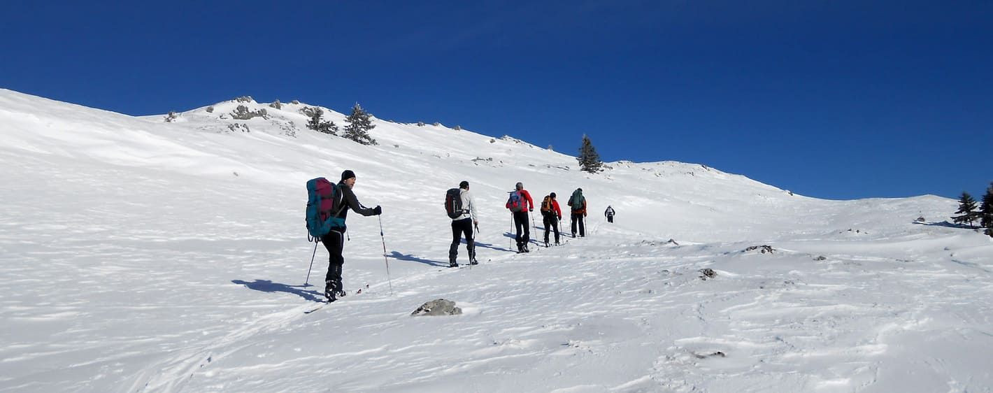Langlauf auf einem verschneiten Bergrücken - Juragebirge - Frankreich